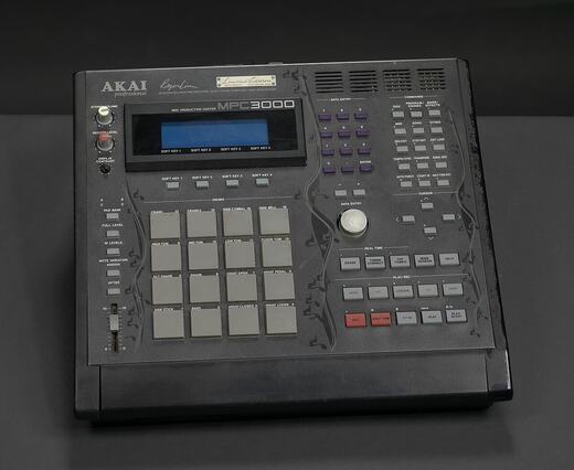 J・ディラが使用したAKAI MPC3000リミテッド・エディション(スミソニアン国立アフリカ系アメリカ人歴史文化博物館所蔵)