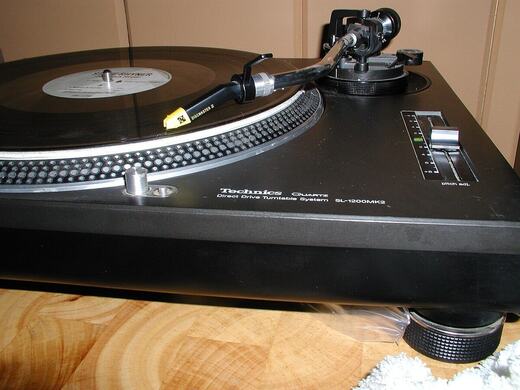 ターンテーブル Technics SL-1200MK2(直接駆動式)